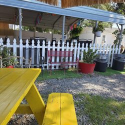 Tacos El Pariente - Side area has covered seating. With trees it's also shady on a good way