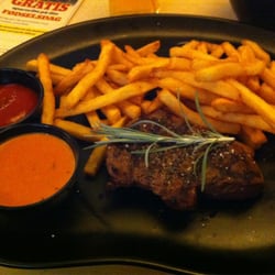 Bone's - Frokost steak m. Pommes frites, whiskeysauce og ketchup.