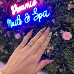 Dreamie Nails and Spa - Front of nail salon