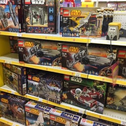 Toys"R"Us - Lego Star Wars wohin das Auge blickt. Grundsätzlich ist alles in guter Stückzahl vorhanden.