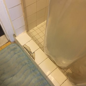Society Hill Hotel - Tile broken and dirty - Hotels Near Me - Philadelphia, Pennsylvania