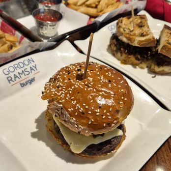 Gordon Ramsay Burger Las Vegas - Hell's kitchen burger. - Burgers Near Me - Las Vegas, Nevada Gordon Ramsay Burger Las Vegas - Hell's kitchen burger. - Burgers Near Me - Las Vegas, Nevada