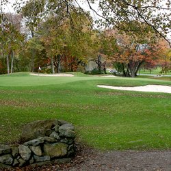 Black Hall Club - The 13th green in the fall