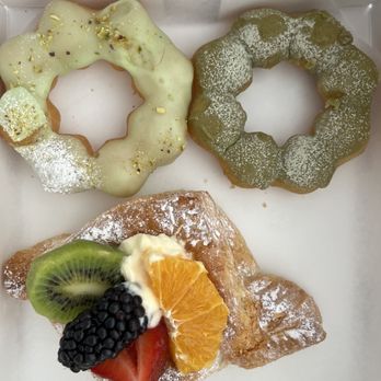 Paris Baguette - Pistachio mochi donut, matcha mochi donut, fruit pastry - Bakeries Near Me - Fremont, California Paris Baguette - Pistachio mochi donut, matcha mochi donut, fruit pastry - Bakeries Near Me - Fremont, California