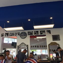 Barberia Jhan Carlo - Very cool ambiance in the barber shop. It is straight outa the 1950's!