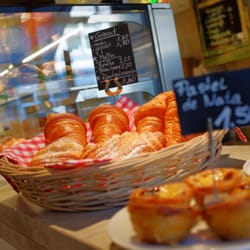 CaféBar FreudenGrün - Leckerer Backwaren auf der Bar.