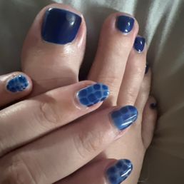 You can see the spot on my big toe missing top coat. The finger nails are decent. You can see the spot on my big toe missing top coat. The finger nails are decent.