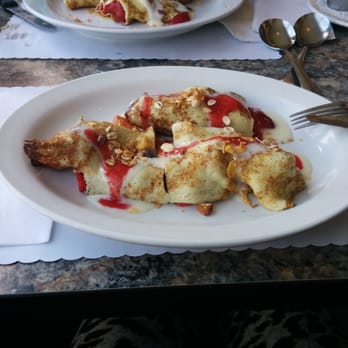 Restaurant L'eggsoeufs - " Delicious banana & strawberry pancake, covered with strawberry sirup, English creme " - Breakfast & Brunch Near Me - Longueuil, Quebec