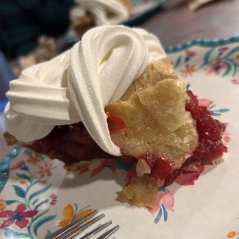 Hilltop Market - Cherry pie ala mode - Comfort Food Near Me - Easton, Kansas