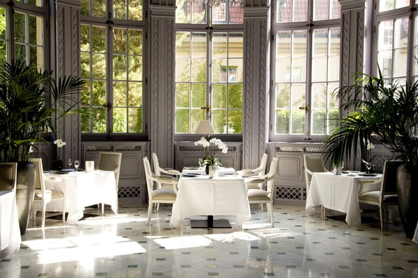 Restaurant im Schlosshotel Berlin by Patrick Hellmann by null