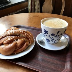 Kafferummet Storken - Cinammon roll ("Bulle") and large "Café au lait".