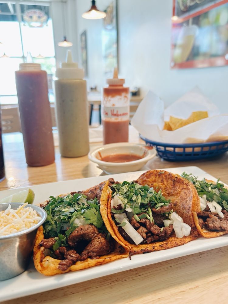 Tango Empanadas & Tacos Logo