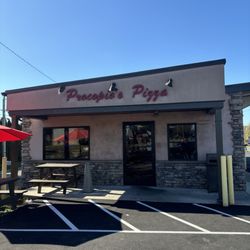 Procopio's Pizza - Cute outside sitting area