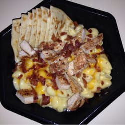 Chicken Mac n cheese with bacon and pita bread