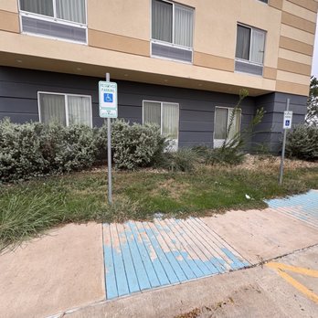 Fairfield by Marriott Inn & Suites Snyder - Grounds needing maintenance - Hotels Near Me - Snyder, Texas
