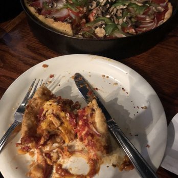 Pizzeria Uno - Bbq Chicken Pizza, Veggie Pizza - Pizza Near Me - Chicago, Illinois