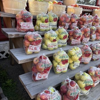 Hilltop Orchards - Wine Tasting Room Near Me - Richmond, Massachusetts