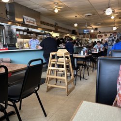 Phil-N-Cindy's Lunch - A quick peek on the inside from the corner booth.