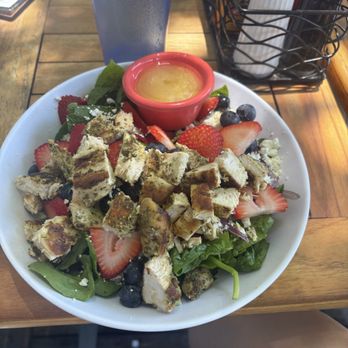 Bodega - Spinach salad with grilled chicken - Sandwiches Near Me - Charleston, South Carolina Bodega - Spinach salad with grilled chicken - Sandwiches Near Me - Charleston, South Carolina
