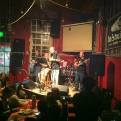 La Estacion - Una de las bandas invitadas en plena performance