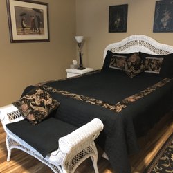 Vermilion Park Inn - Beautiful en suite room with spa tub.