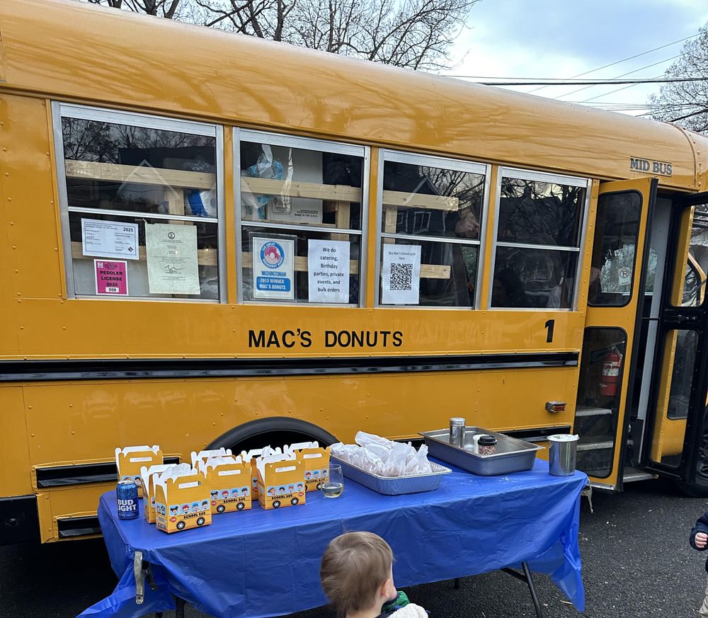 Mac's Donuts Logo