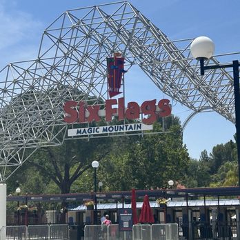 Six Flags Magic Mountain - Amusement Parks Near Me - Valencia, California