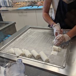 Action Shot! Rolling the ice cream Action Shot! Rolling the ice cream