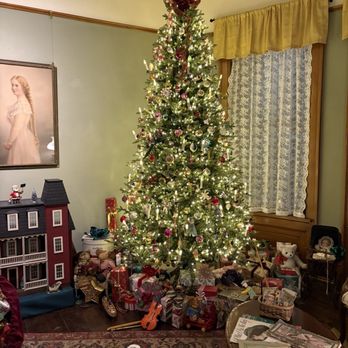 Cedarburg Art Museum - Festive Friday - Art Museums Near Me - Cedarburg, Wisconsin
