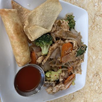 Chanpen Thai Cuisine - Drunken Noodles with chicken lunch - Thai Near Me - Tempe, Arizona Chanpen Thai Cuisine - Drunken Noodles with chicken lunch - Thai Near Me - Tempe, Arizona