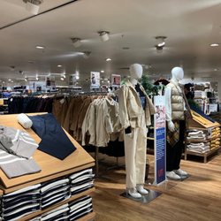 Fnac - Uniqlo in basement