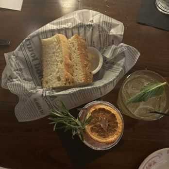 Petterinos - Bread before our meal-delicious - American Near Me - Chicago, Illinois Petterinos - Bread before our meal-delicious - American Near Me - Chicago, Illinois