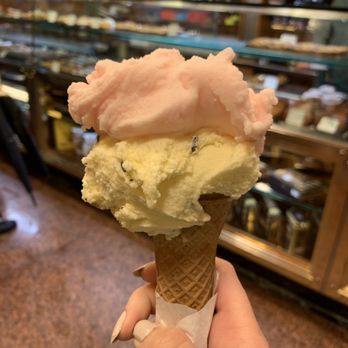 Giolitti - Grapefruit and stracciatella (small) - Ice Cream & Frozen Yogurt Near Me - Rome, RM Giolitti - Grapefruit and stracciatella (small) - Ice Cream & Frozen Yogurt Near Me - Rome, RM