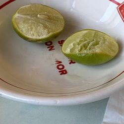 Panamá - Limones acedos que fueron solicitados tres veces a pesar de estar incluidos en el platillo.