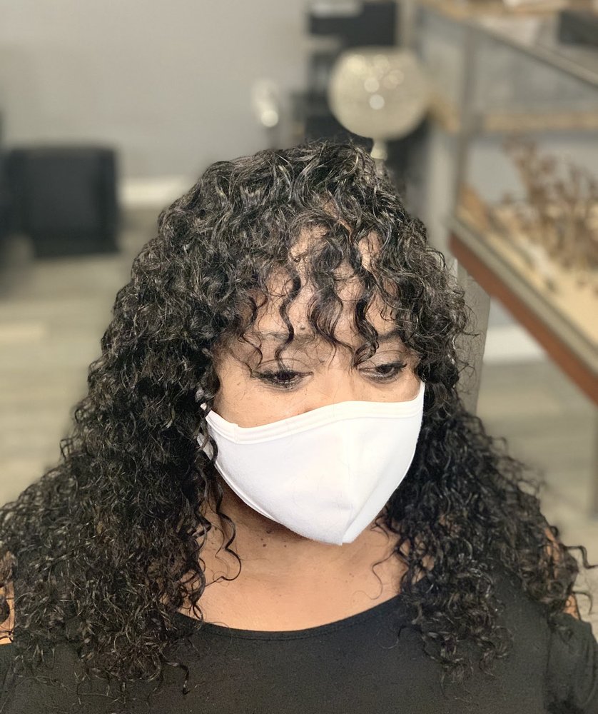 Maxxie Posh Hair Extensions & Wigs Logo