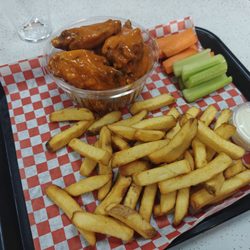 Original Buffalo Wings - Buffalo wings and fries