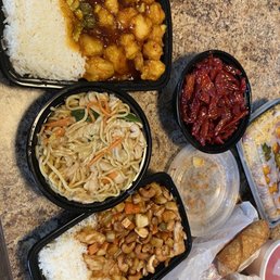 White meat general tsos, cashew chicken, chicken lo Mein, boneless spare ribs, egg roll White meat general tsos, cashew chicken, chicken lo Mein, boneless spare ribs, egg roll