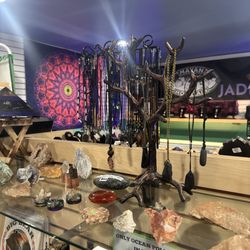 Alchemystic Workshop - Crystals and necklaces