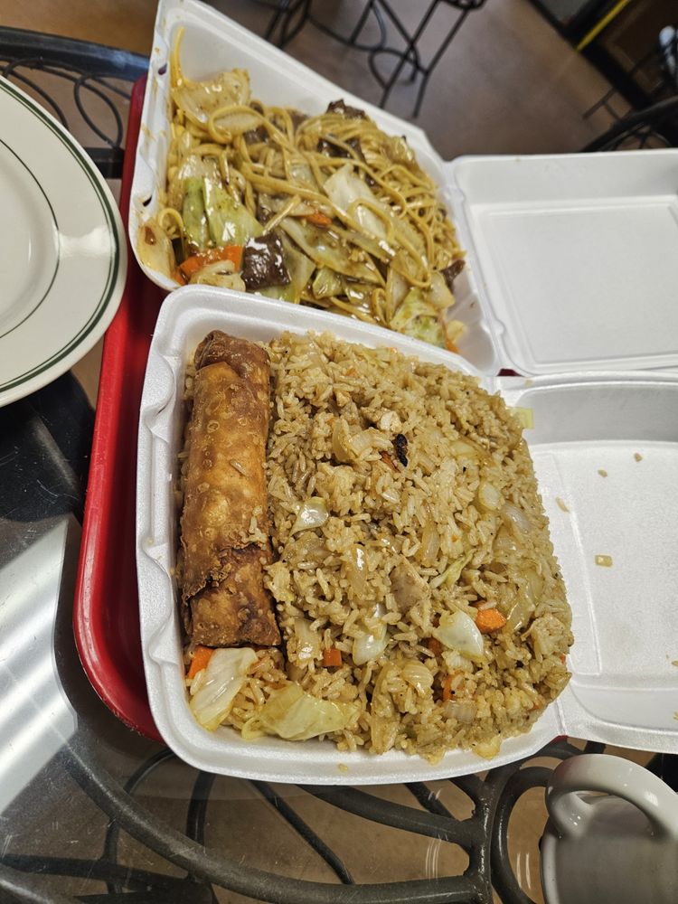 Leeo's Fried Chicken Logo