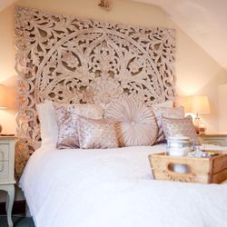 The Shepherds Purse - The Dove Loft . Boutique accommodation, Romanic suite with slipper bath and Moroccan bed