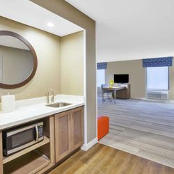 Hampton Inn & Suites Oakwood Village-Cleveland - Guest room