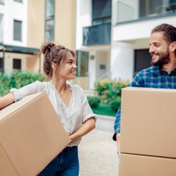 United Auto Insurance - a couple with renters insurance is moving into a new apartment - Auto Insurance Near Me - Chicago, Illinois United Auto Insurance - a couple with renters insurance is moving into a new apartment - Auto Insurance Near Me - Chicago, Illinois