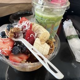 Açaí bowl and an iced matcha latte