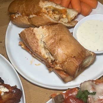 Dále Vino - Chicken sandwich - Wine Bars Near Me - Pittsburg, California