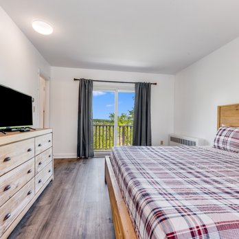 Castle Manor Inn - Newly Renovated East Wing Motor Lodge Rooms (2022) - Bed & Breakfast Near Me - Gloucester, Massachusetts Castle Manor Inn - Newly Renovated East Wing Motor Lodge Rooms (2022) - Bed & Breakfast Near Me - Gloucester, Massachusetts