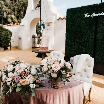 Amigo Event Rentals - Velvet linen, Tufted Oatmeal Chair, Hedge Wall backdrop - Party Equipment Rentals Near Me - Ventura, California Amigo Event Rentals - Velvet linen, Tufted Oatmeal Chair, Hedge Wall backdrop - Party Equipment Rentals Near Me - Ventura, California