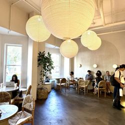 Hinar Dessert Bar & Cafe - Spacious indoor seating