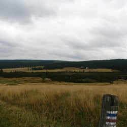 Chatka Górzystów - W tle pod lasem to właśnie Chatka  wrzesień 2008