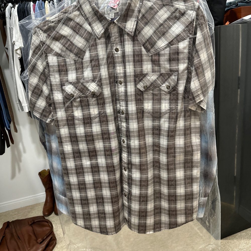 His Waters Cleaning Service - 4 button ups with light starch - Dry Cleaning Near Me - Bakersfield, California