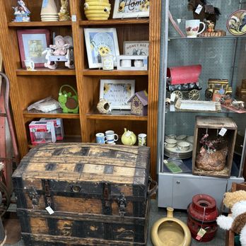 Grannys Attic - Thrift Stores Near Me - Lincoln City, Oregon